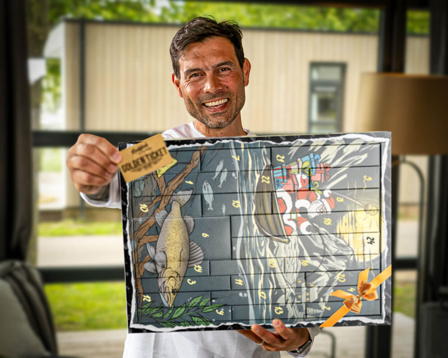 Enrico mit dem Adventskalender für Angler